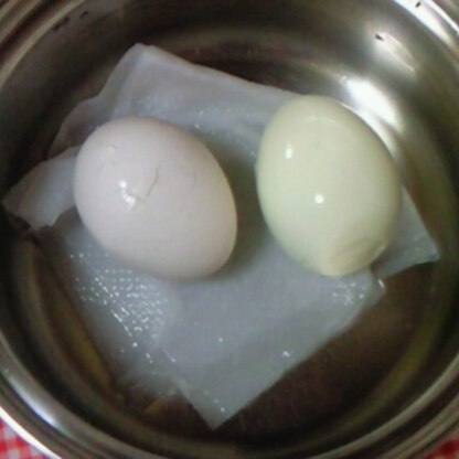 お鍋のままで失礼します＾＾；
割れ防止に、ペーパー敷いて卵置きました♪
いい事ずくめの、ゆで卵作り！1年中便利ですよね＾＾